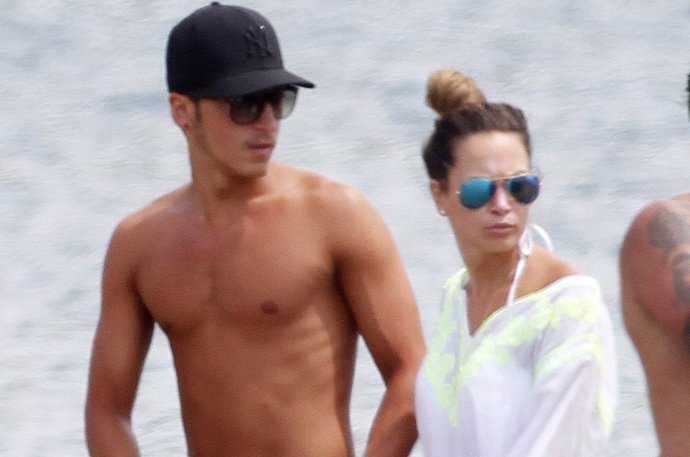 Ozil y su novia Mandy disfrutan de las vavaciones en Ibiza