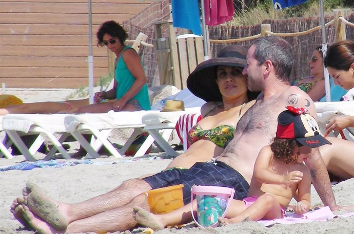 Toni Acosta con su familia en las playas de Ibiza