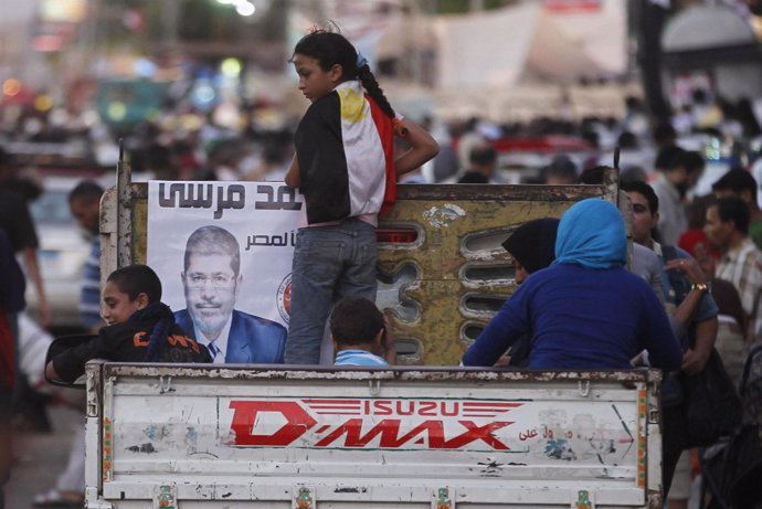Manifestantes con la foto de Mursi en Egipto
