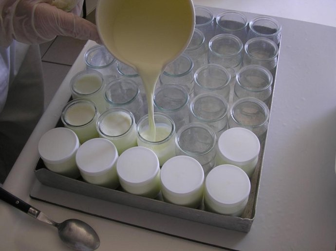 Llenado de tarros de yogurt