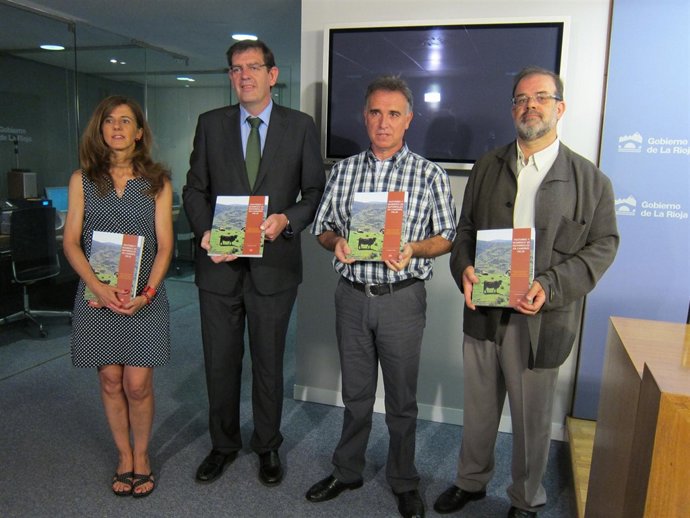 El consejero Nagore, uno de los autores y representantes del IER con el libro