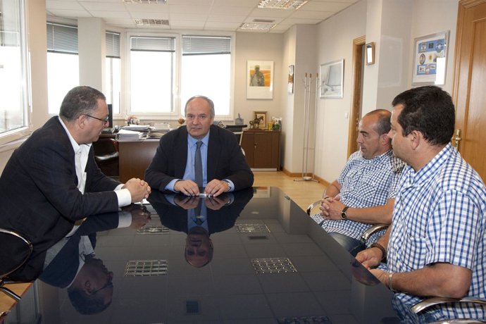 El consejero de Medio Ambiente con el alcalde de Villafufre