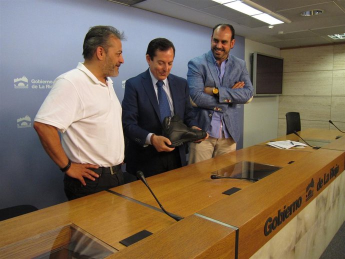 Erro observa el prototipo de la bota ante Oñate y Abad