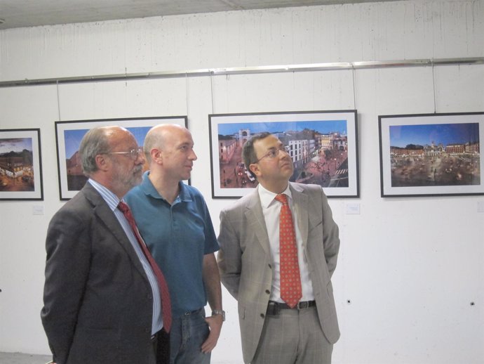 León de la Riva (I), Jesús González (centro) y Fernando Rubio (D) ven la muestra