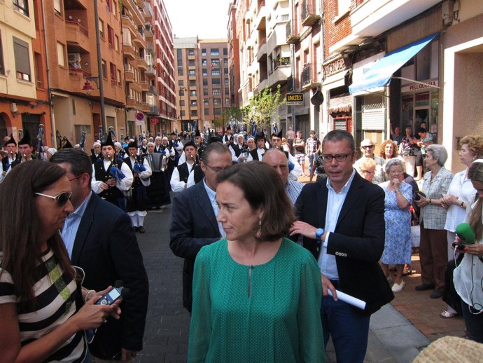 Gamarra, ante los gaiteros, en la inauguración de  la calle Oviedo