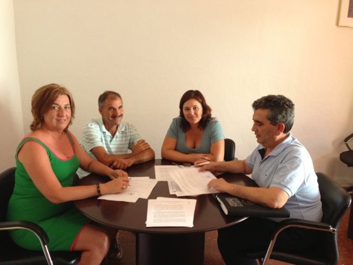 La alcladesa de Algarrobo, en el centro y a la izqda portavoz PP Pilar Díaz