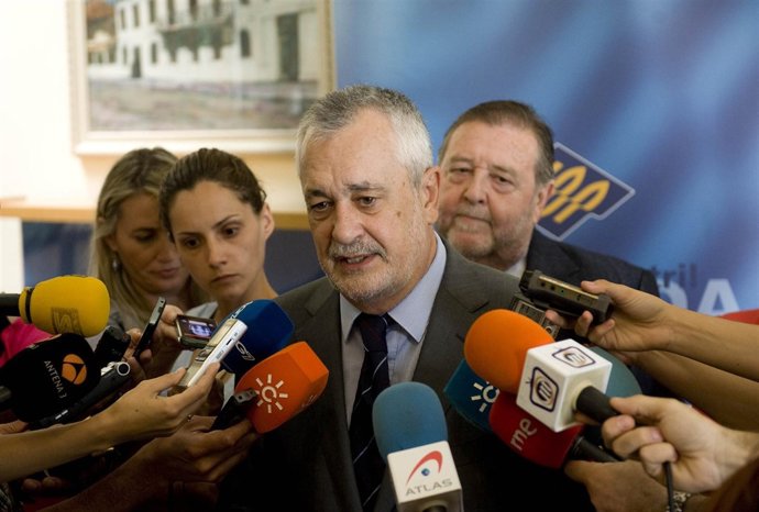 Griñán atiende a los periodistas este lunes