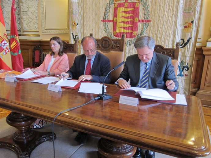 Firma del convenio entre Telefónica y el Ayuntamiento