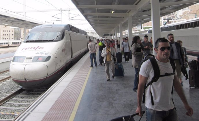 Pasajeros del AVE, a su llegada a Alicante (imagen de archivo)