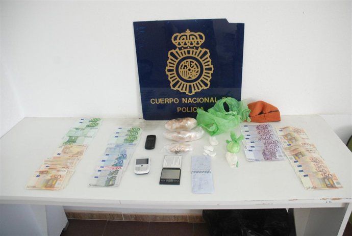 Cocaína y efectos intervenidos a presuntos narcotraficantes