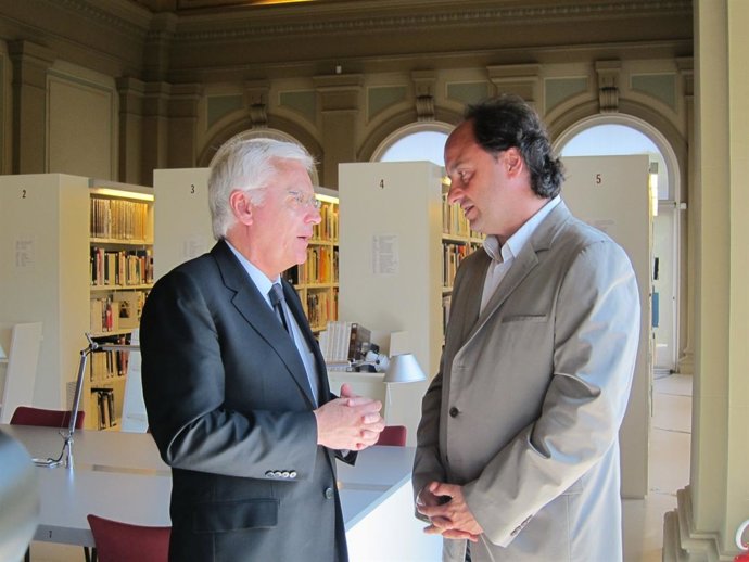 El conseller F.Mascarell y el dtr.Del MNAC P.Serra
