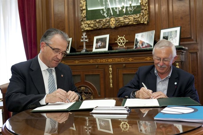 Firma del convenio entre Pamplona y la Federación Internacional de Pelota Vasca.