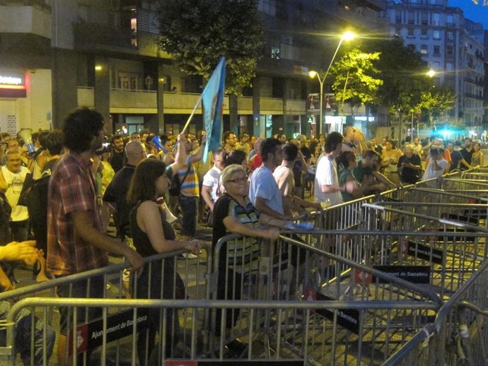 Manifestantes ante la sede del PP por el caso Bárcenas