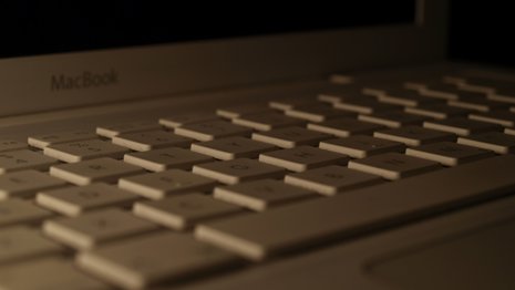 Macbook ordenador oscuro