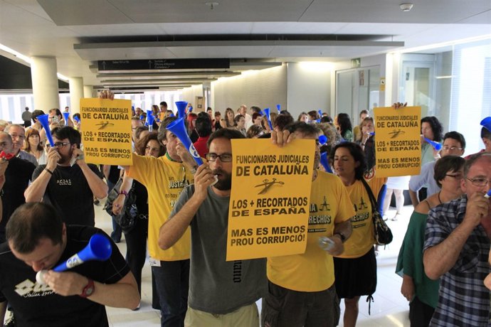 Funcionarios protestan durante la declaración de Urdangarin