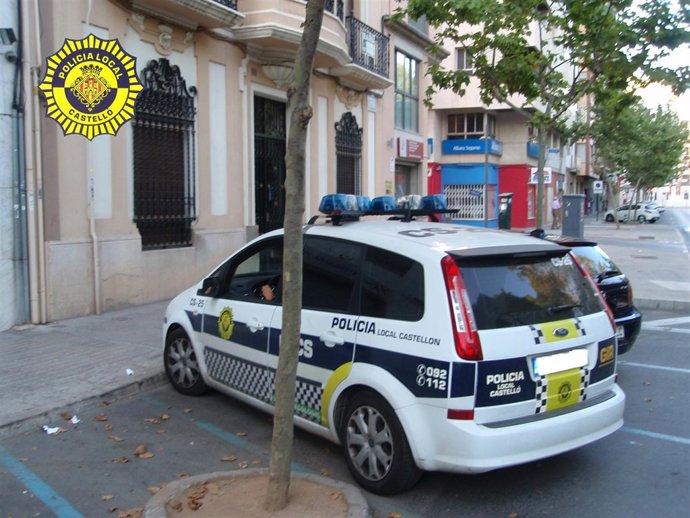 Vehículo policial frente al lugar de los hechos 
