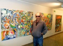 Javier de la Rosa junto a su exposición 'Un paseo por el color'