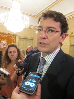 Fernández Mañueco durante un encuentro con los medios