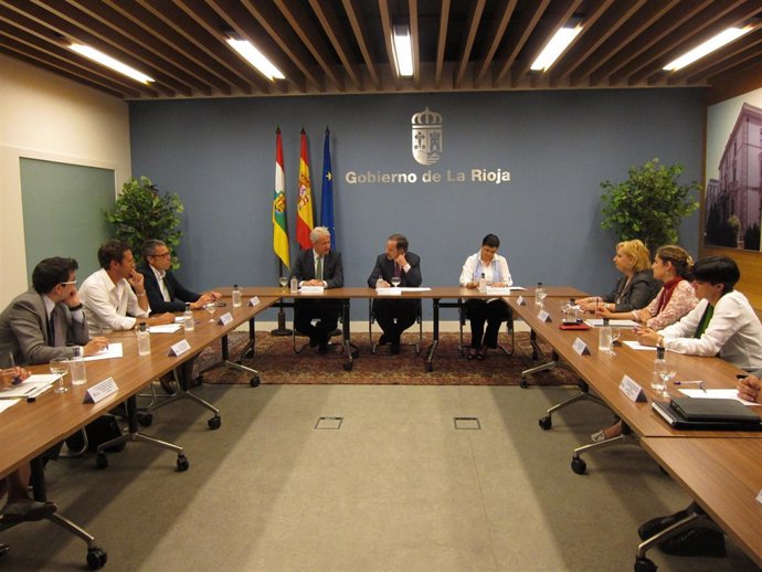 Pérez Renovales, en el centro, con De Río y Arruga, en la reunión