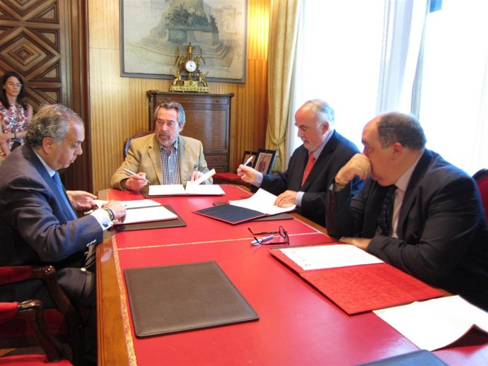El alcalde Belloch firmando los convenios con las federaciones de baloncesto
