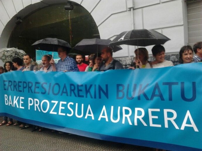 Concentración ante el consulado francés