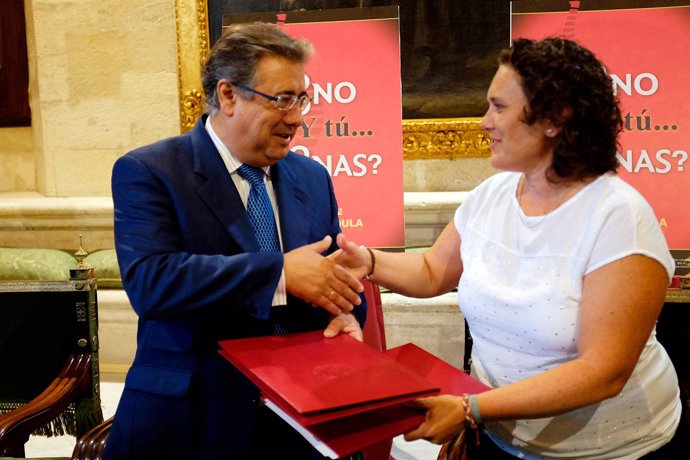 El alcalde de Sevilla, Juan Ignacio Zoido, y la delegada de Salud Francisca Díaz