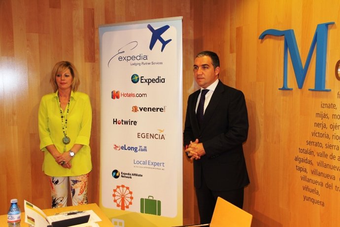 Expedia (Carrie Davidson) y el presidente de Diputación Elías Bendodo