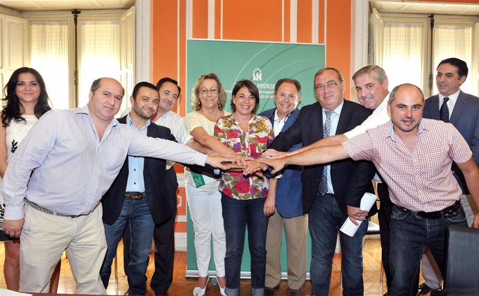 Elena Cortés firma con alcaldes la adhesión al programa en defensa de vivienda