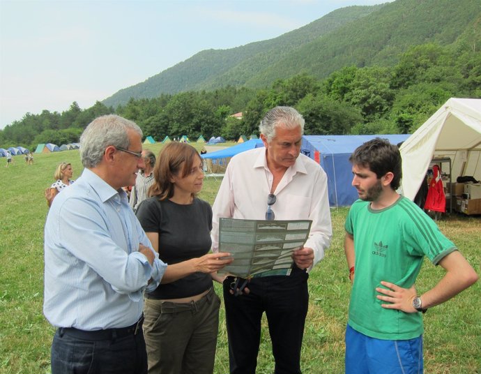 Antonio Suárez visita un campamento con la campaña 'Montañas Seguras'