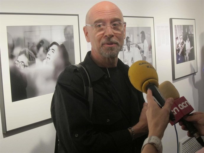 Doug Menuez explicando una de sus obras