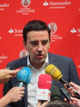 Mario Jiménez atiende a los periodistas