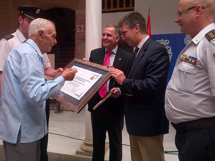 Cosidó asiste al homenaje de un policía centenario