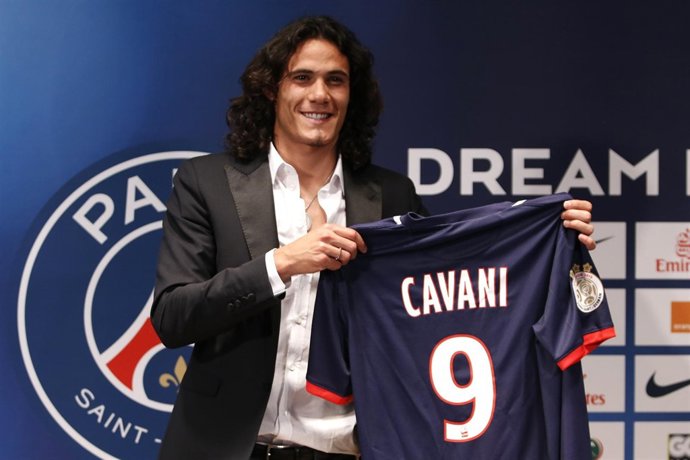 Edinson Cavani en su presentación con el PSG