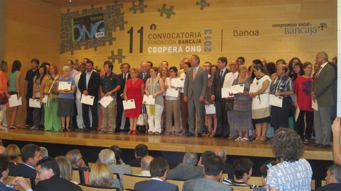 Fabra, Goirigolzarri y Mas Millet posan con las 84 asociaciones valencianas 