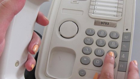 Una joven marcando un número de teléfono