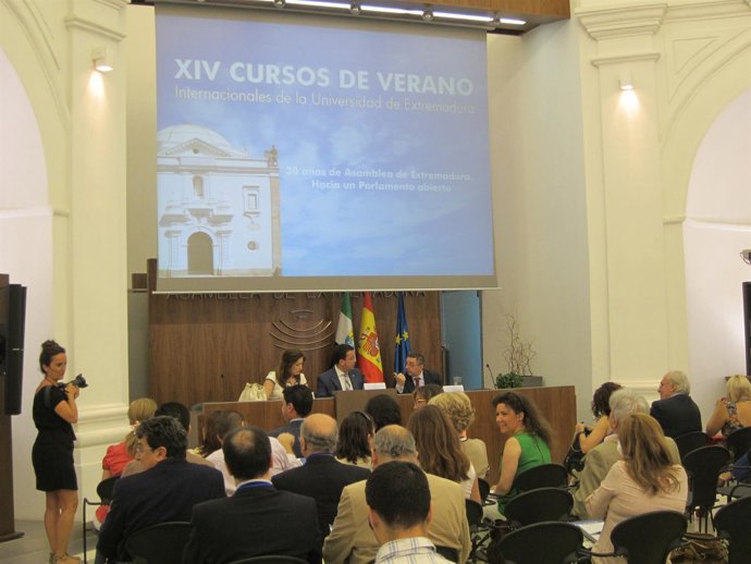Curso de Verano de la UEx en el Parlamento