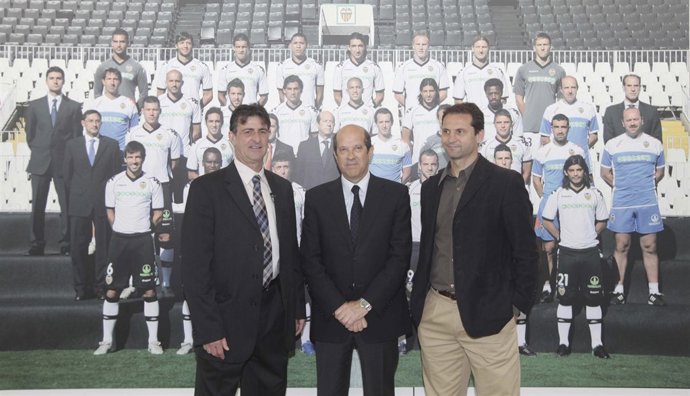 El Exjugador Del Valencia Mario Alberto Kempes Junto Llorente Y Giner