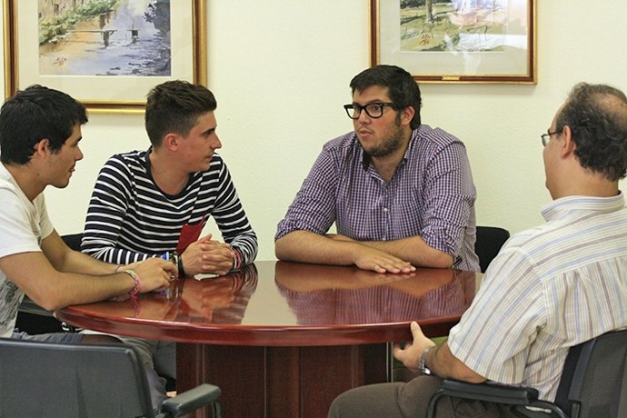 Estudiantes que han viajado a China charlan con el decano