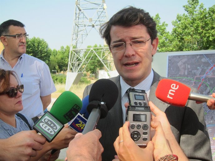 Alfonso Fernández Mañueco, este miércoles en su visita al barrio de Buenos Aires