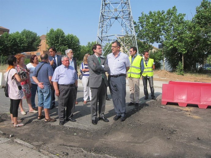 El alcalde de Salamanca durante su visita al barrio de Buenos Aires
