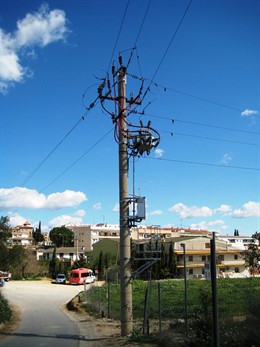 Uno de los palos eléctricos de la red reformada en Móra d'Ebre (Tarragona).