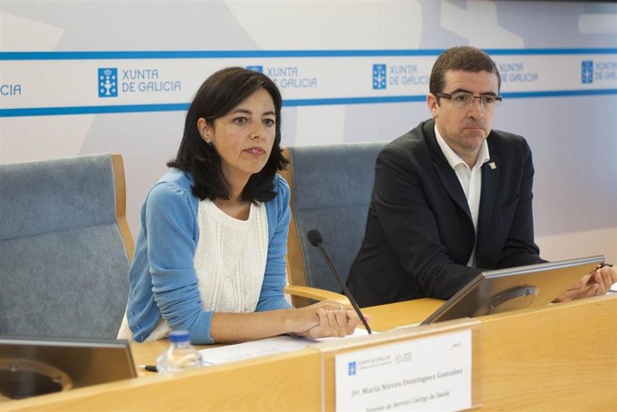 A xerente do Servizo Galego de Saúde, María Nieves Domínguez González, acompañad