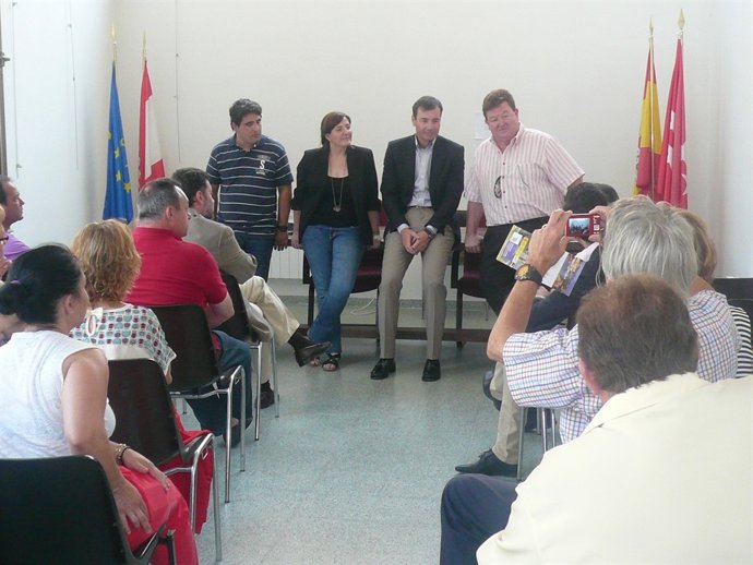 Tomás Gómez en un acto con padres y madres y dirigentes socialistas locales