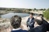 González visita la balsa de aceite de Arganda, donde ya trabajan técnicos para iniciar la descontaminación