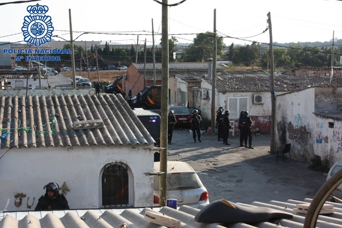 Agentes de la Policía Nacional en el barrio de Son Banya