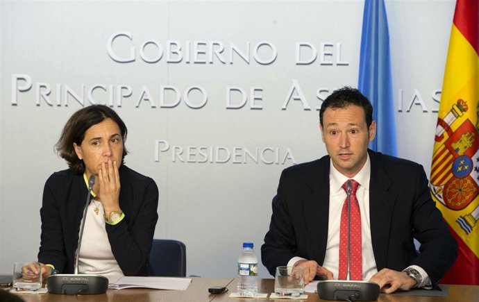 Carcedo, con el consejero de Presidencia, Martínez, en la rueda de prensa.