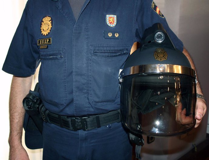 Ejemplar de casco con cámara de los antidisturbios de Policía