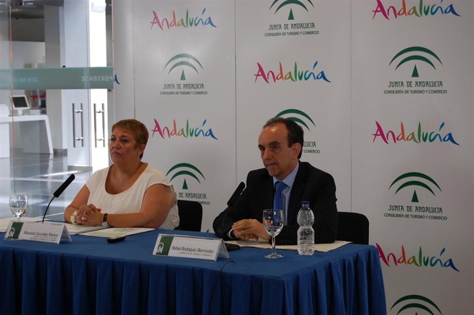 Manuela González y Rafael Rodríguez en rueda de prensa turismo calidad