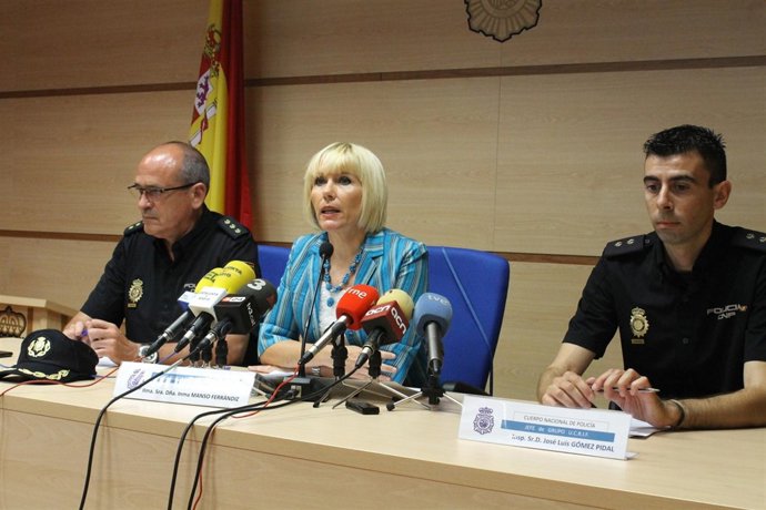 La subdelegada del Gobierno, Inma Manso, acompañada de mandos policiales