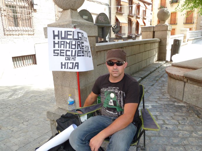 Padre en huelga de hambre